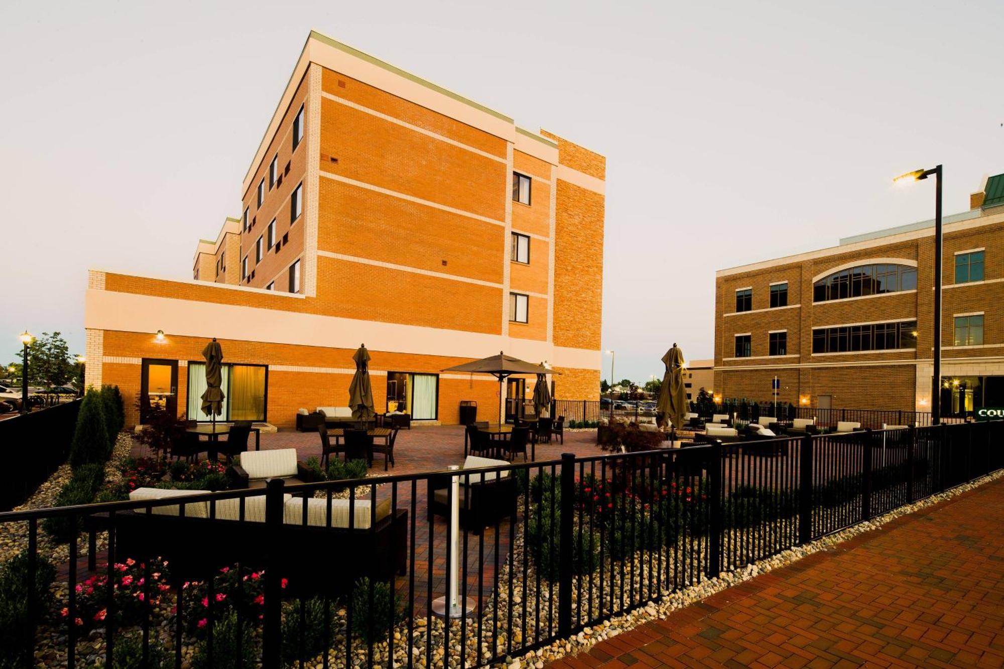 Courtyard Бей-Сіті Екстер'єр фото